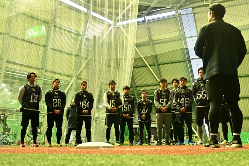 スタッフの話を聞く新入団選手たち