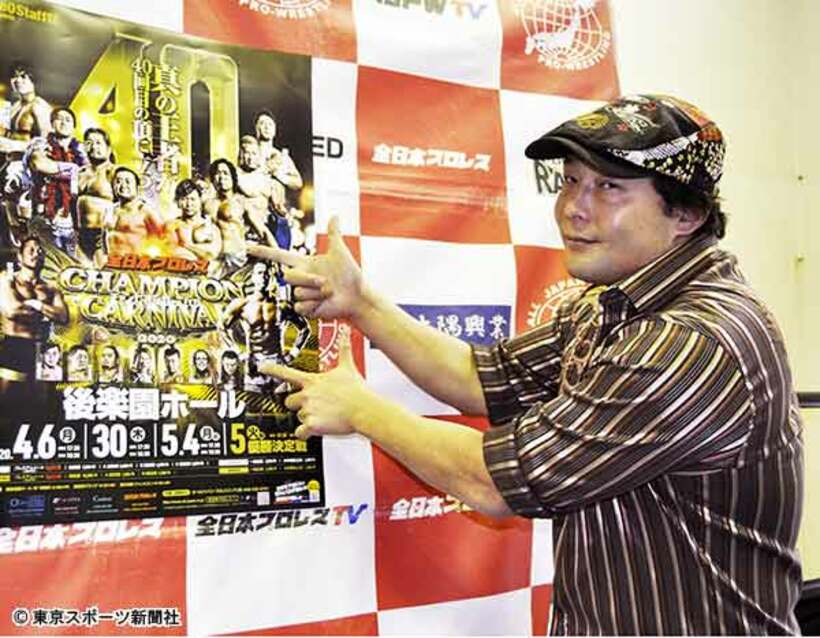  ＴＡＪＩＲＩは大会ポスターの前でポーズ