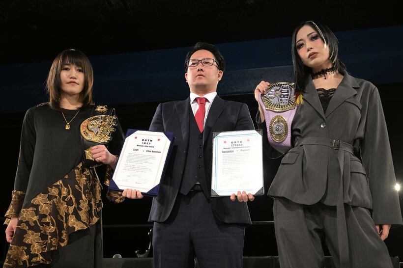 （左から）朱里、岡田太郎社長、上谷沙弥