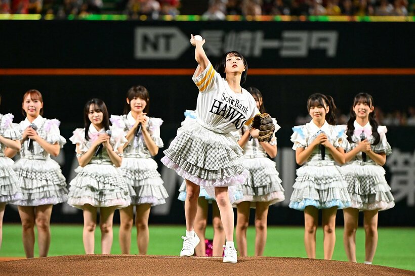 セレモニアルピッチを行ったＨＫＴ４８・市村愛里