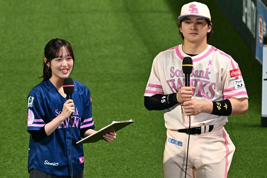 ホークスアフターゲームショーでサヨナラ打を放った谷川原健太(右)を取材する神田菜々美