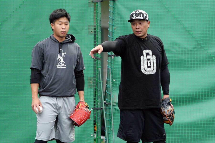 ブルペンで鍬原拓也を指導した阿部慎之助監督(2019年)