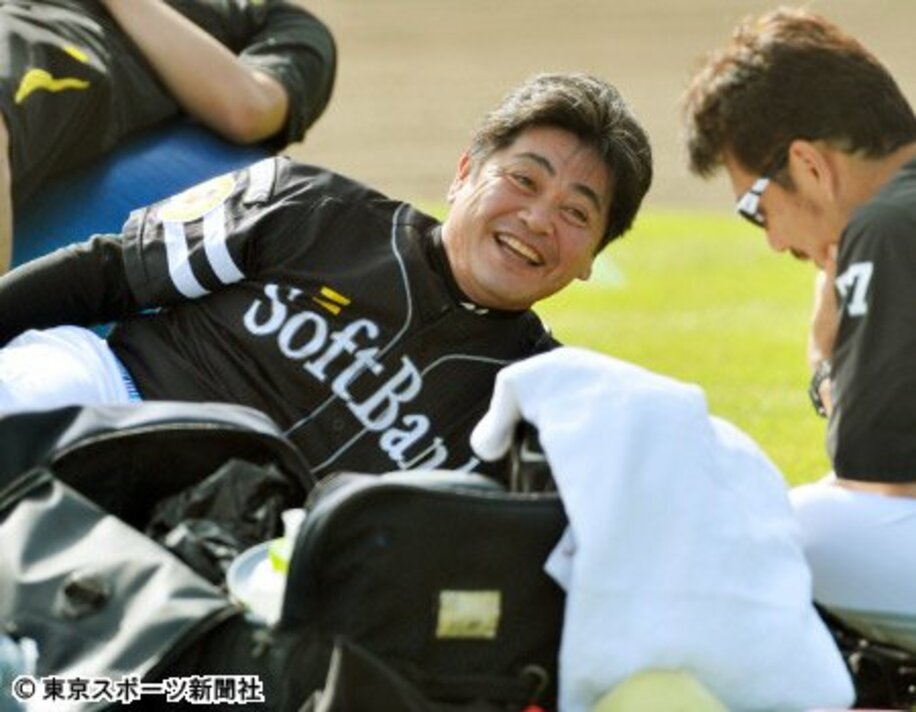 リラックスした表情で吉井投手コーチ（右）と話す工藤監督
