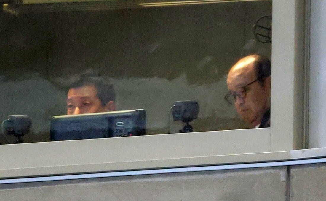 東京ドームの解説席で、伝統の一戦を見守った岡田彰布氏(右)と原辰徳氏