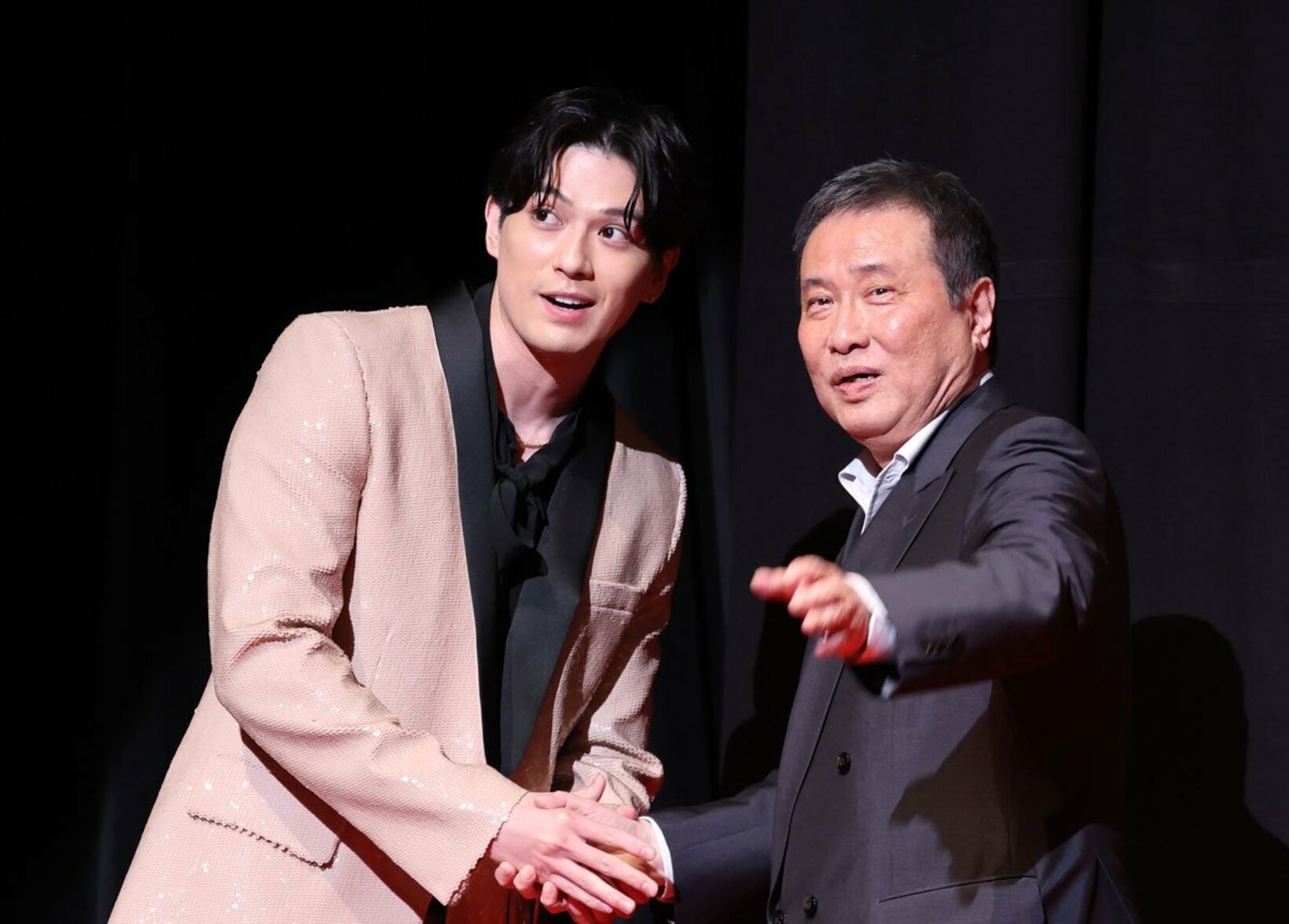 主演の新田真剣佑（左）と漫画原作者の車田正美氏