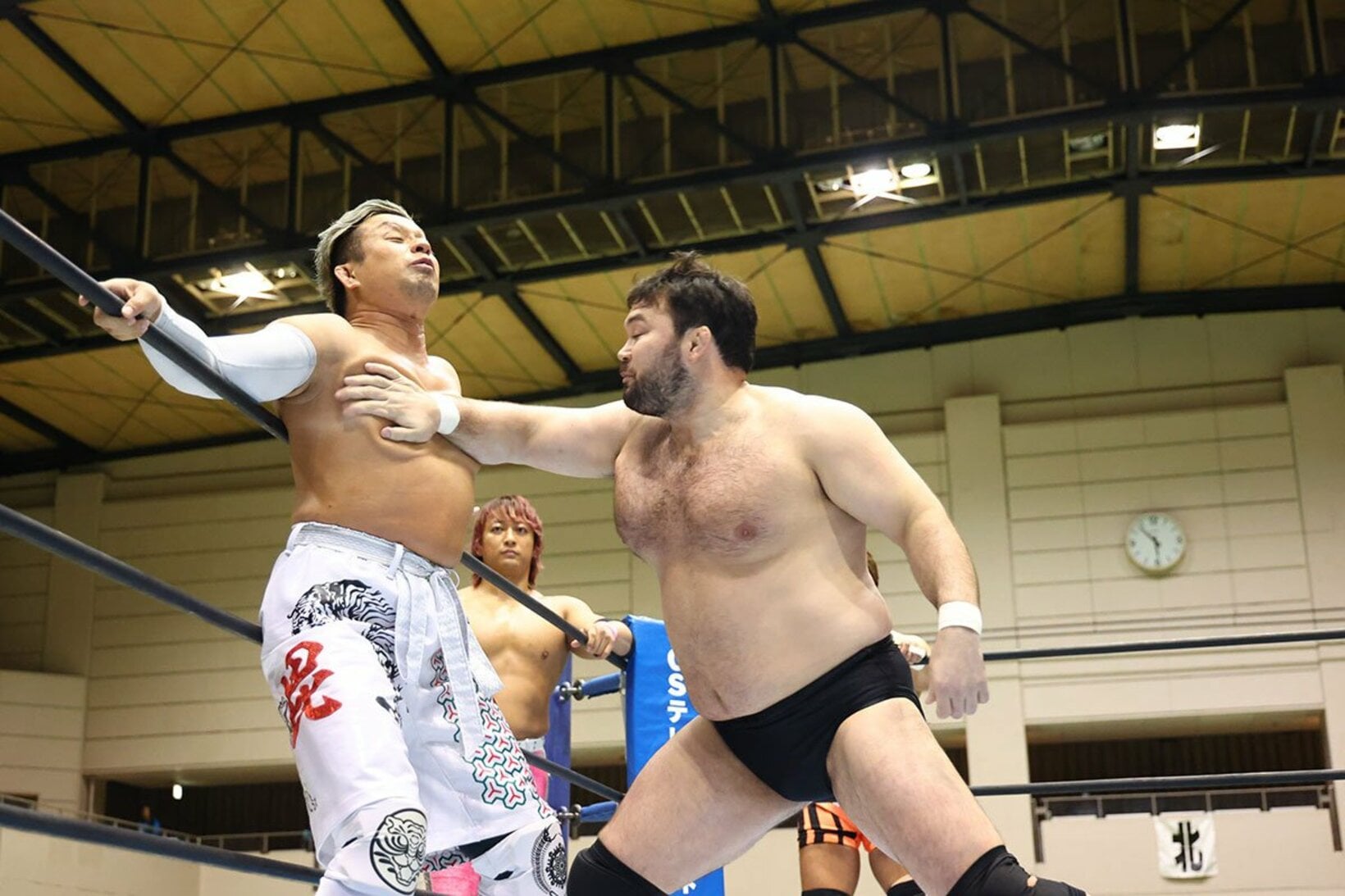 YOSHI-HASHI(左)のお株を奪う強烈な逆水平を放つウルフアロン