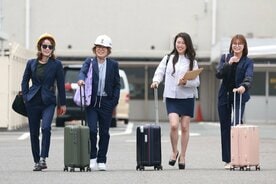 とこなめ入りした「岩崎工務店」の(左から)平高奈菜、岩崎芳美、喜多須杏奈、井上遥妃