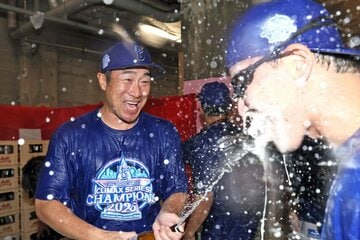 CS突破の祝勝会で選手にビールをかける相川監督