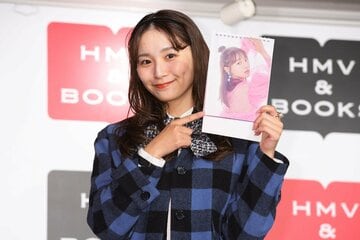 カレンダーをアピールする浅川梨奈