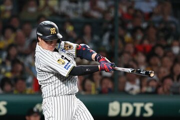 ９回、阪神は大山悠輔の適時打で同点に追いついた