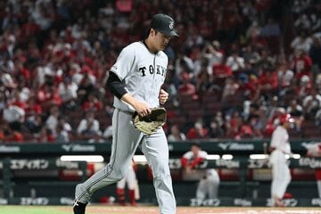 ６回、イニング途中で降板する巨人・西舘