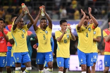 豪州と引き分けたハフィーニャ（左）らブラジル代表（ロイター）