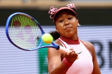 大坂なおみは髪飾りもピンクでまとめた（ロイター）