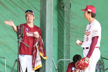 荘司康誠（右）の質問に答える前田健太