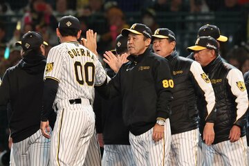 試合後、ナインを出迎える阪神・岡田監督(中)