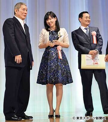 たけしに表彰されて喜ぶ上西衆院議員（中）と家城秘書（右）