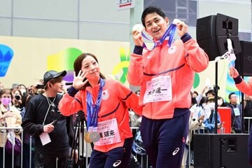 パレードで遠藤へ手を振る三浦璃来(左)と木原龍一