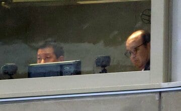 東京ドームの解説席で、伝統の一戦を見守った岡田彰布氏(右)と原辰徳氏