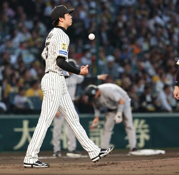 ２回、守備の乱れなどで先制された阪神・才木