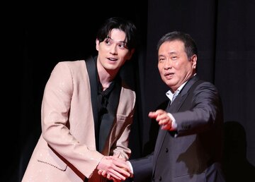 主演の新田真剣佑（左）と漫画原作者の車田正美氏