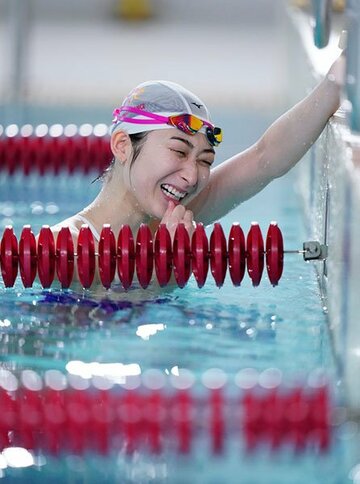  公開練習で笑顔を見せた池江璃花子（代表撮影）