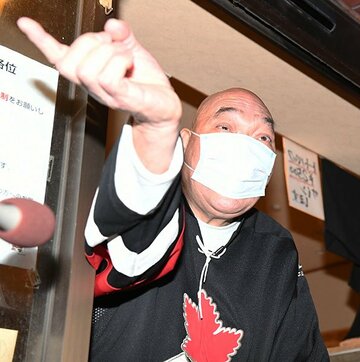  取材に応じた元キラー・カーン、小沢氏