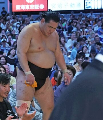 敗れて引き上げる豊昇龍