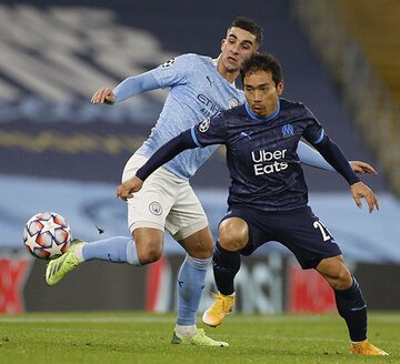  失格のラク印を押された長友（右＝ロイター）