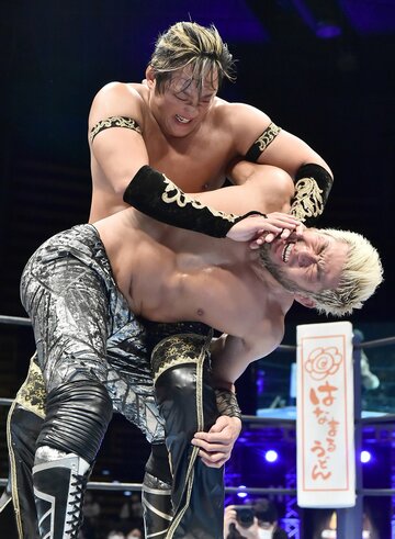  ＳＡＮＡＤＡ(右)は、タイチのＪ鶴田ばり拷問コブラに悶絶（東スポWeb）