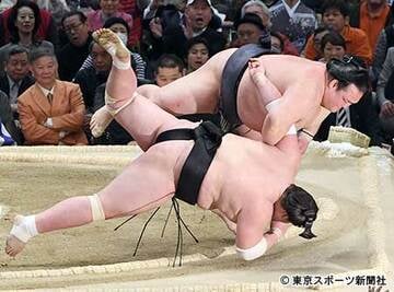 優勝決定戦で照ノ富士（下）を小手投げで下した稀勢の里