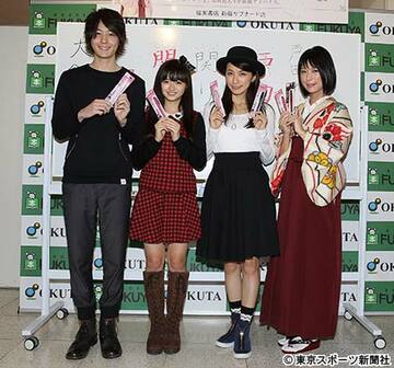 （左から）犬飼貴丈、関りおん、戸田れい、涼風花