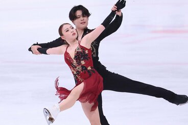 紀平梨花(手前)と西山真瑚