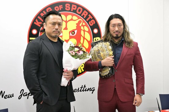 調印式に出席した後藤洋央紀(左)と辻陽太.