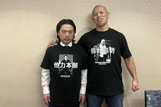 平井代表（左）に威圧的な言葉を投げかけた村上和成