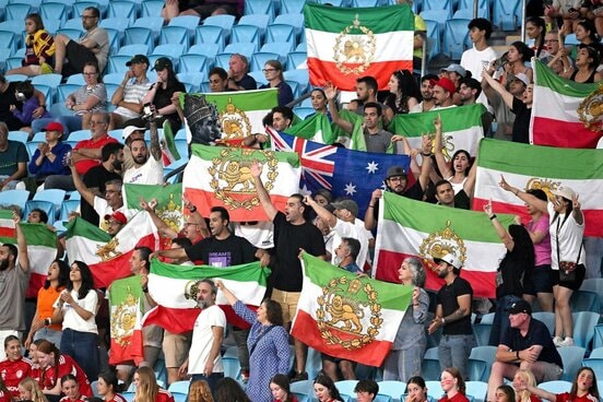 熱狂的なイランサポーター（ロイター）