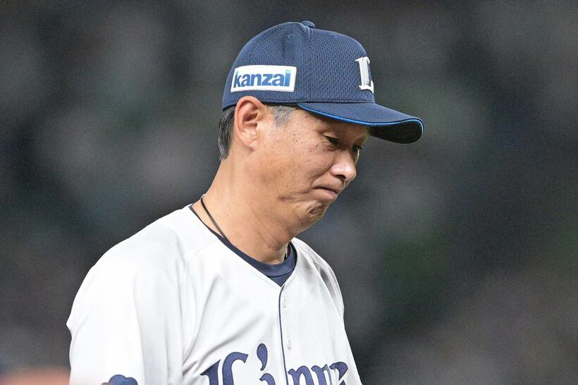 ファンにあいさつし、引き上げる西口監督
