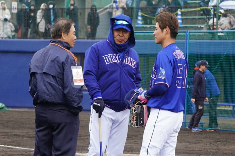 中日の北谷キャンプを訪問し、井上監督(中)と談笑する伊原春樹氏(左)。右は上林誠知
