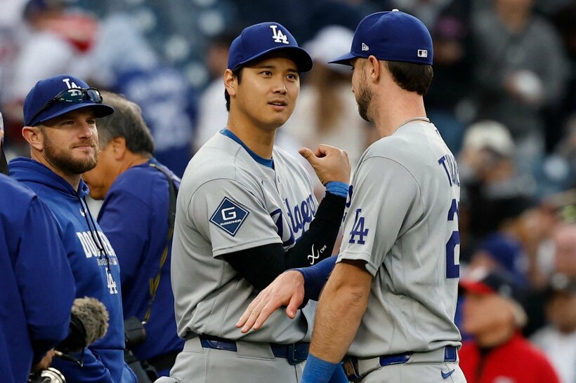大谷翔平（左、ロイター）