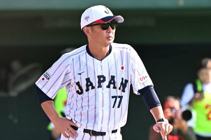 目を光らせる梵英心コーチ