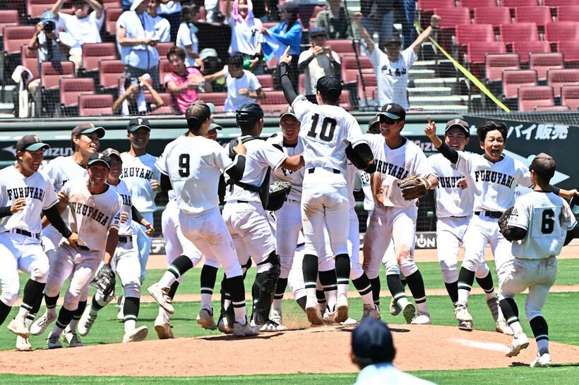 春夏通じて初の甲子園を決め歓喜の輪を作る福山ナイン