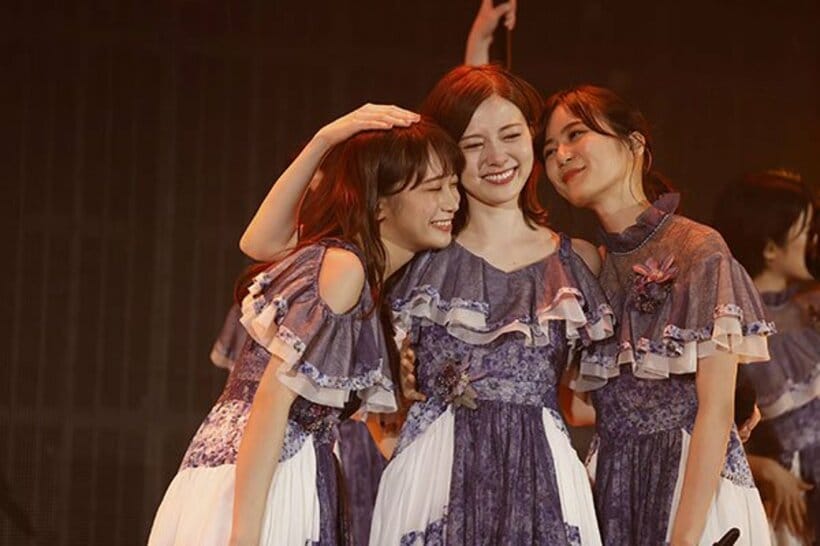  卒業コンサートで何度も「幸せ」を口にした白石麻衣。左は秋元真夏、右は生田絵梨花