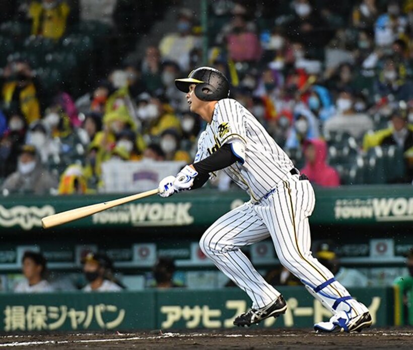  ヤクルト戦の８回、中越え適時二塁打を放ちプロ初安打初打点をマークした井上