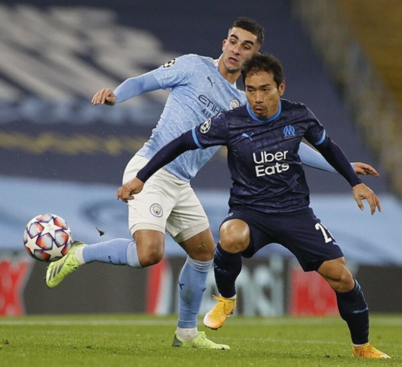  失格のラク印を押された長友（右＝ロイター）