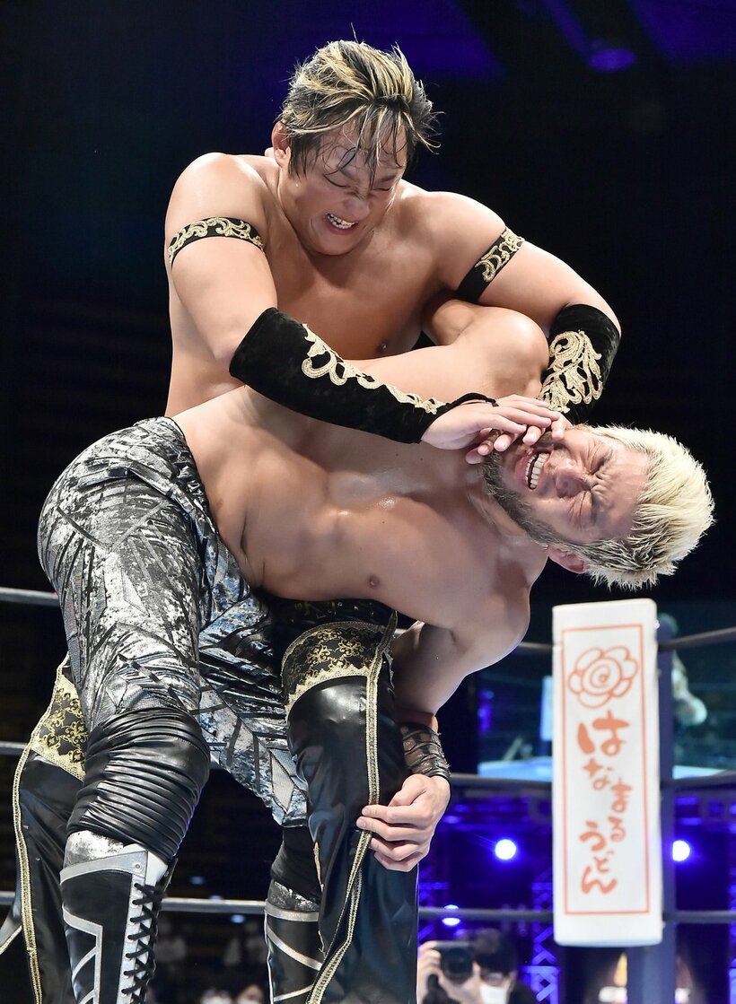  ＳＡＮＡＤＡ(右)は、タイチのＪ鶴田ばり拷問コブラに悶絶（東スポWeb）