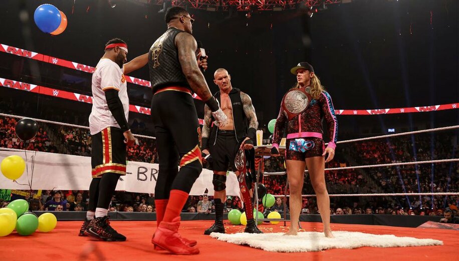  ランディ・オートン（左から３人目）は王座挑戦を要求された（ⓒ2022-WWE,-Inc.-All-Rights-Reserved.）