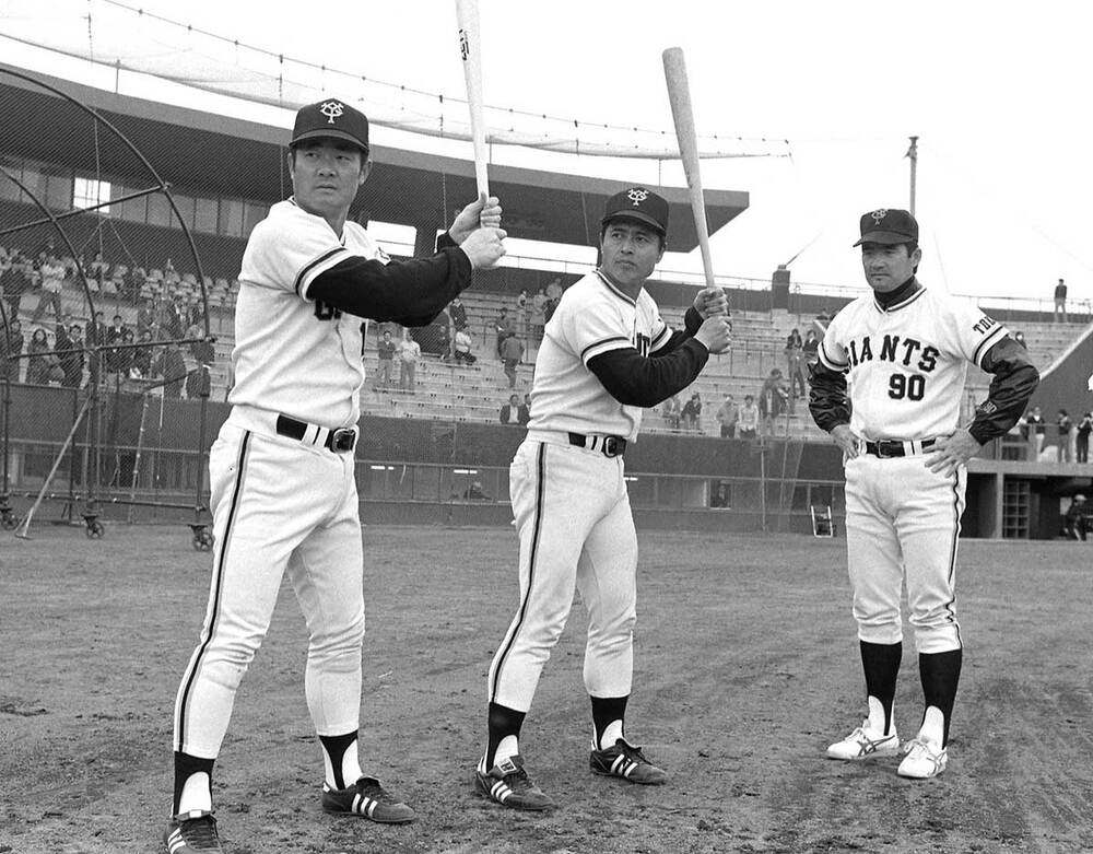 巨人移籍1年目の宮崎キャンプ。左から張本勲、王貞治、長嶋茂雄監督(1976年2月)