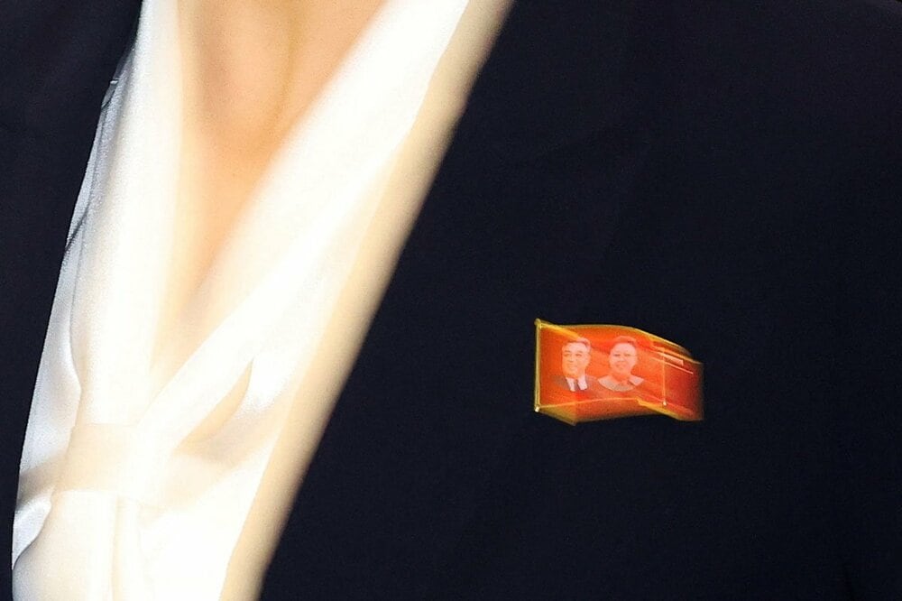 胸にキラリと輝く北朝鮮バッジ(ロイター)