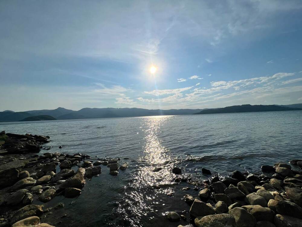 目の前には湖と空がど～んと広がっています！