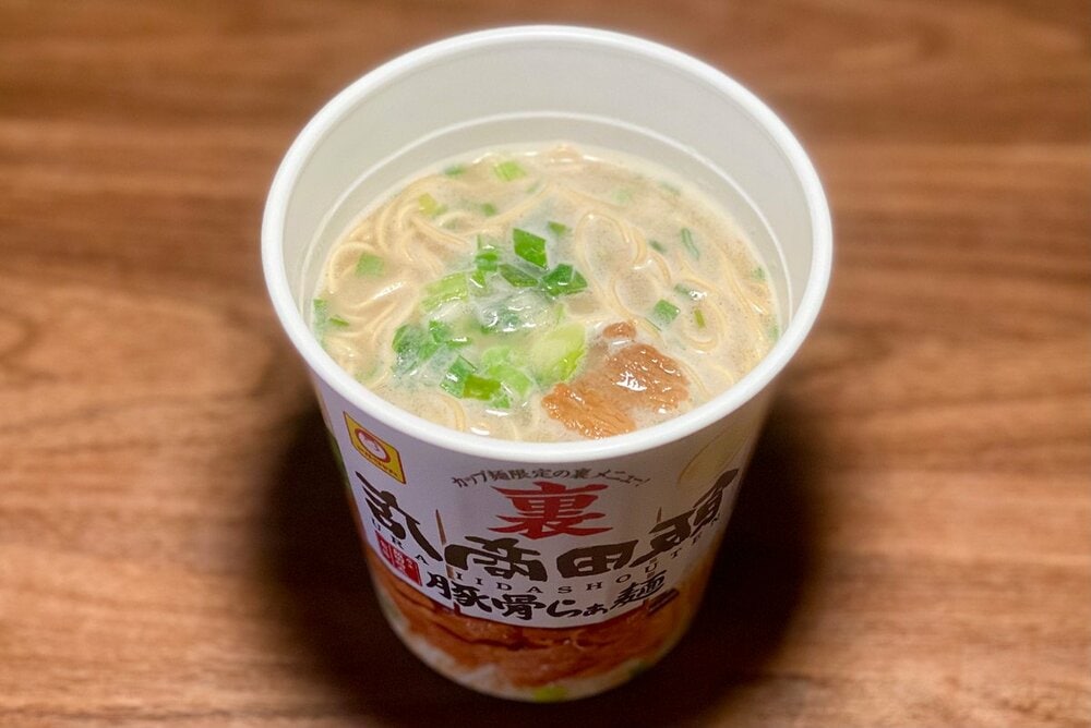 口に含むとクリーミーな豚骨感