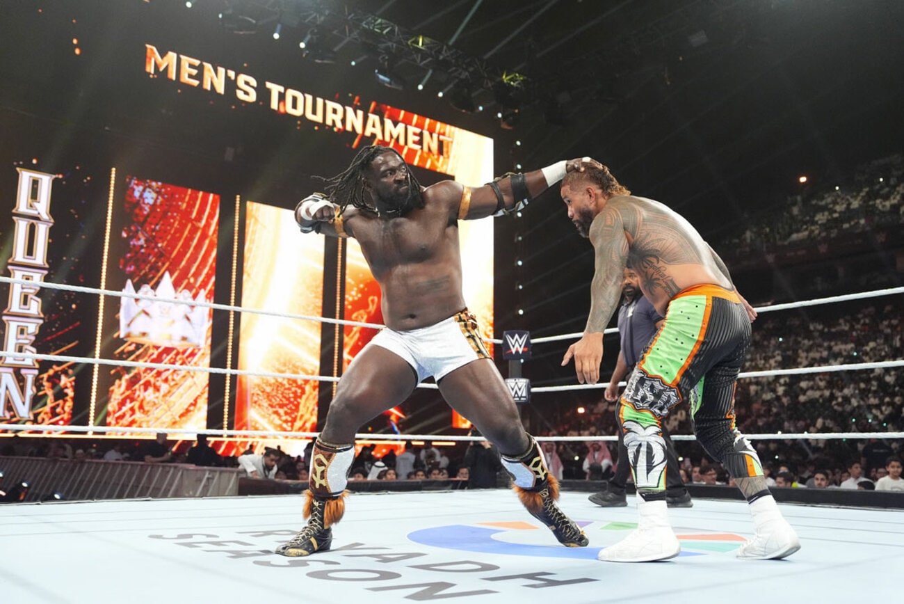 オバ・フェミ（左）はジェイ・ウーソにパンチを叩き込む©WWE